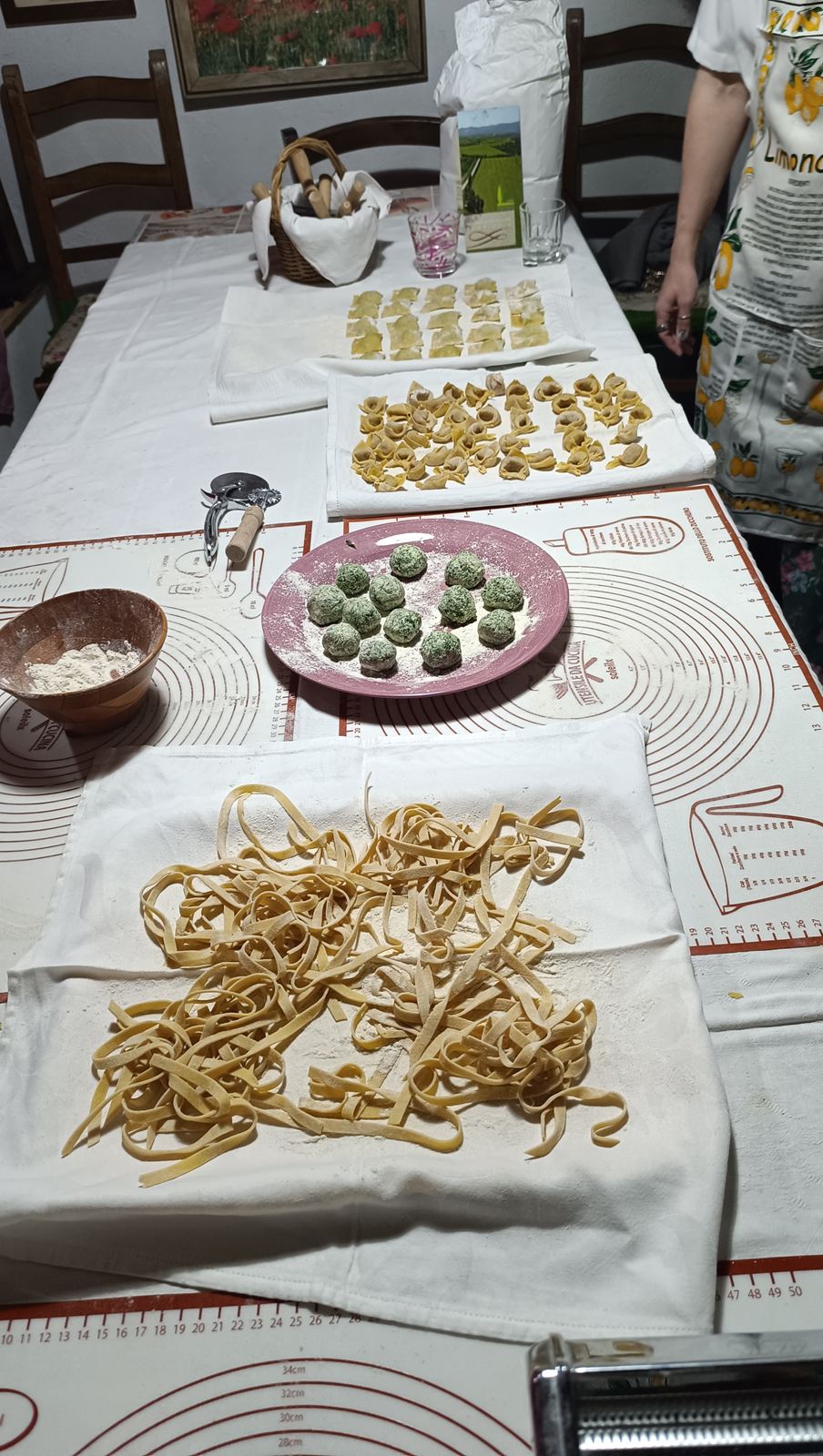 Pasta fatta in casa durante un corso di cucina a Podere Tegline
