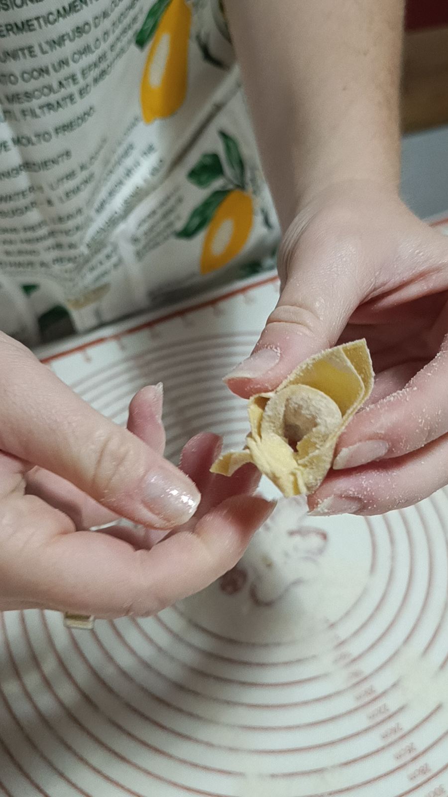 Preparazione dei tortellini a mano al corso di cucina toscana